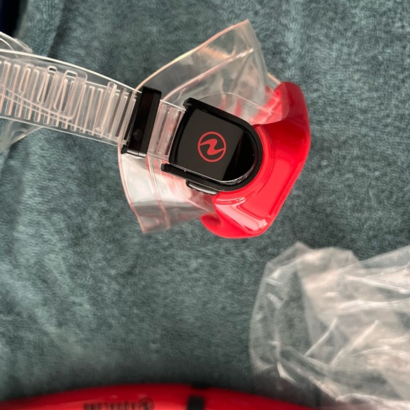 AQUA LUNG SWIM MASK AND SNORKEL- NEW RED AND BLACK- ADULT SIZE - Picture 11 of 11